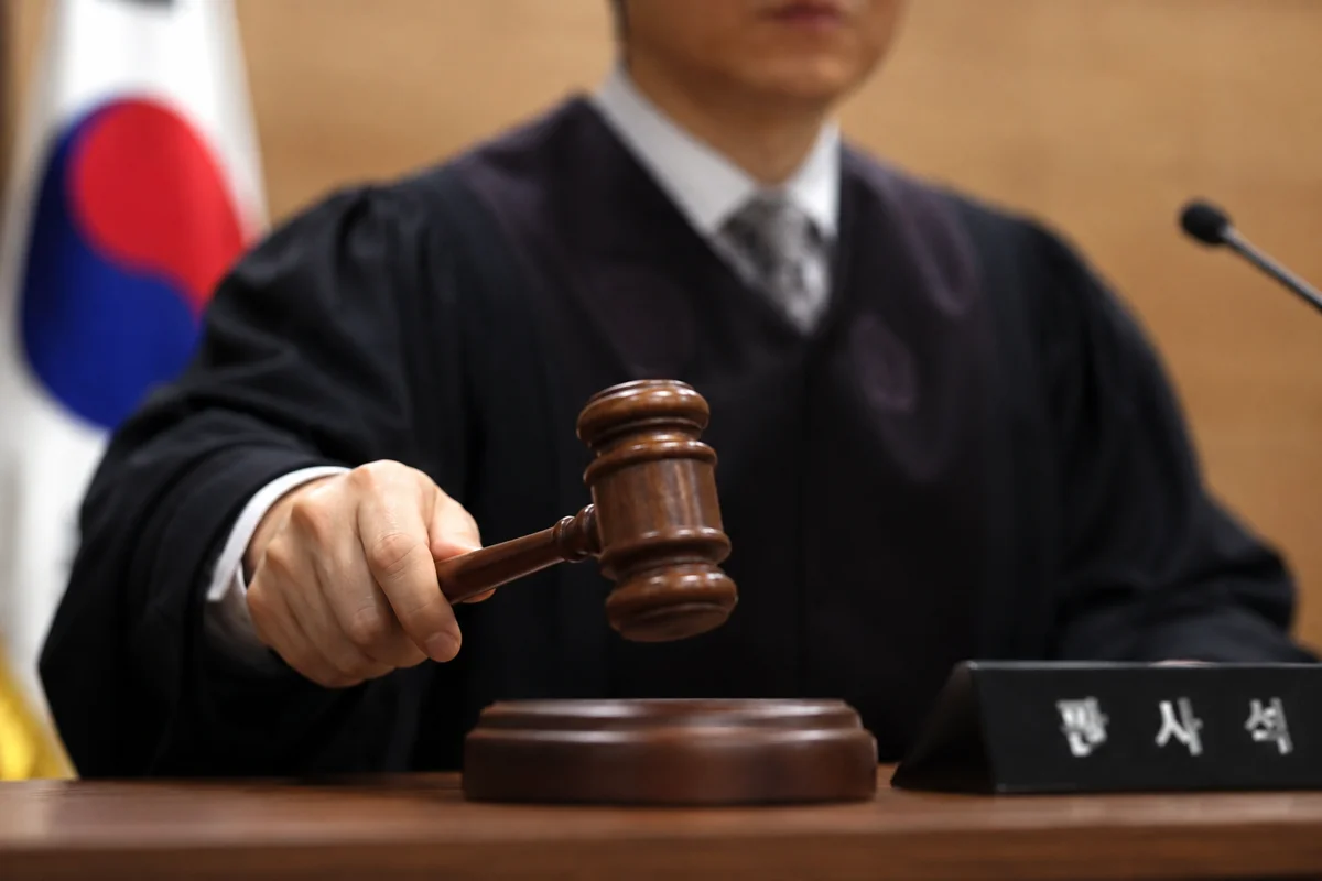 상간녀 위자료 소송|법정에서 의사봉을 든 판사와 판사석 명패